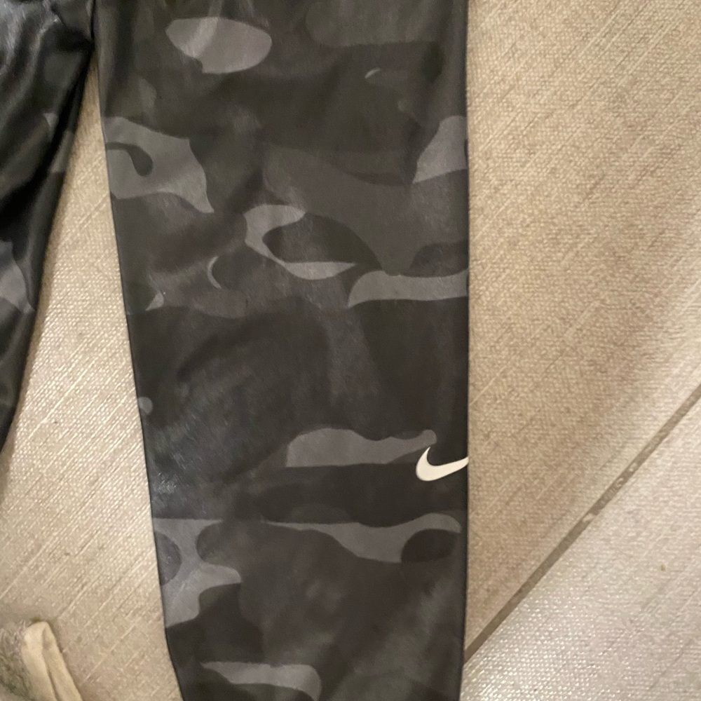 NIKE Dri-Fit BLACK AND GREY SUBTLE CAMO LEGGINGS! BRAND NEW